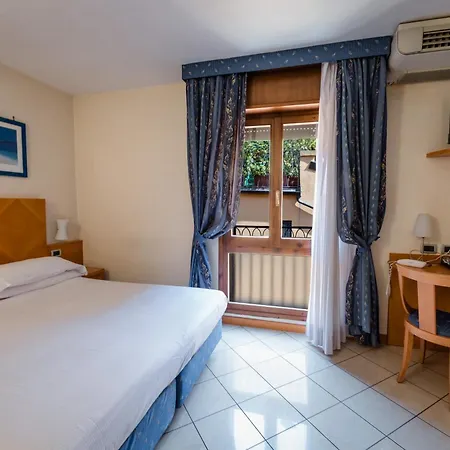 Hotel Centrale 3* بولونيا